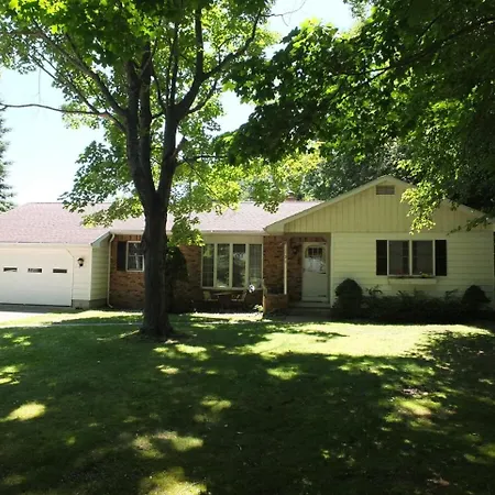 The Maple Cottage - Walk To Beach & Lake Michigan